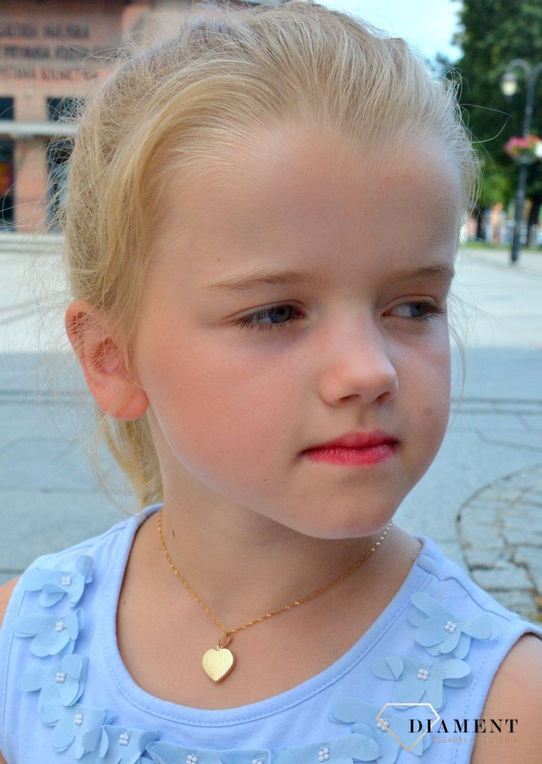 Złota zawieszka 333 serce frezowane  ZA 4776B 333. Romantyczny wzór, który nada uroku oraz kobiecości każdej stylizacji. Wyjątkowy wisiorek o ponadczasowym motywie zachwyca estetyczną formą wykonania.jpg